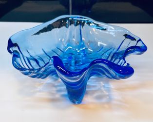 Vintage beautiful cobalt blue/clear clam shell bowl