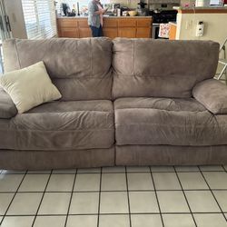 Power Reclining Couch / Sleeper