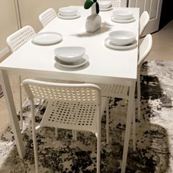 Dinning Table With Plastic Chairs.