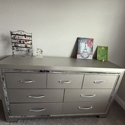 Chest / Dresser – Modern champagne Glam – Excellent Condition