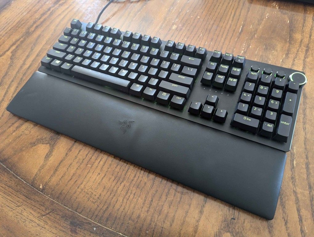 Razer Huntsman V2 Keyboard: Purple Switches
