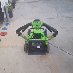 60V 21" Cordless Battery Self-Propelled Mower
(1) 5ah battery and 6a rapid charger, lm2156s