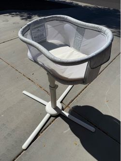Halo swivel bassinet