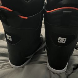 Snowboarding boots