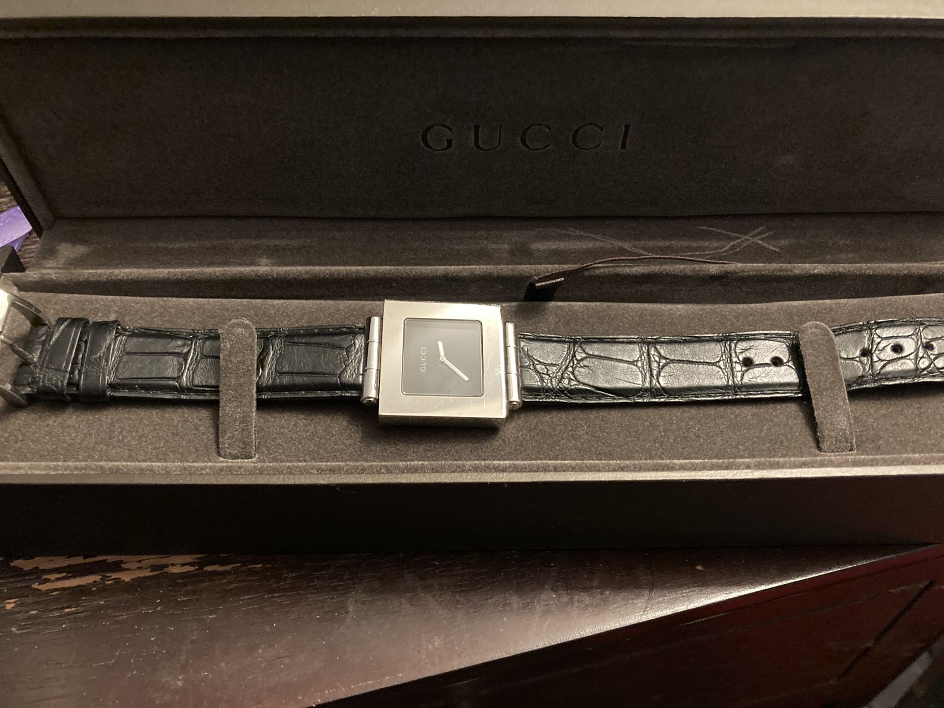Gucci 600 M Mens Watch Leather Band