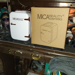 MICA Beauty Cosmetics 110 Volt 4 Liter Mini Compact Fridge in White