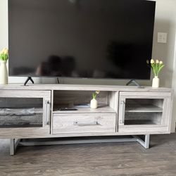 Modern TV Stand / Media Console – Excellent Condition