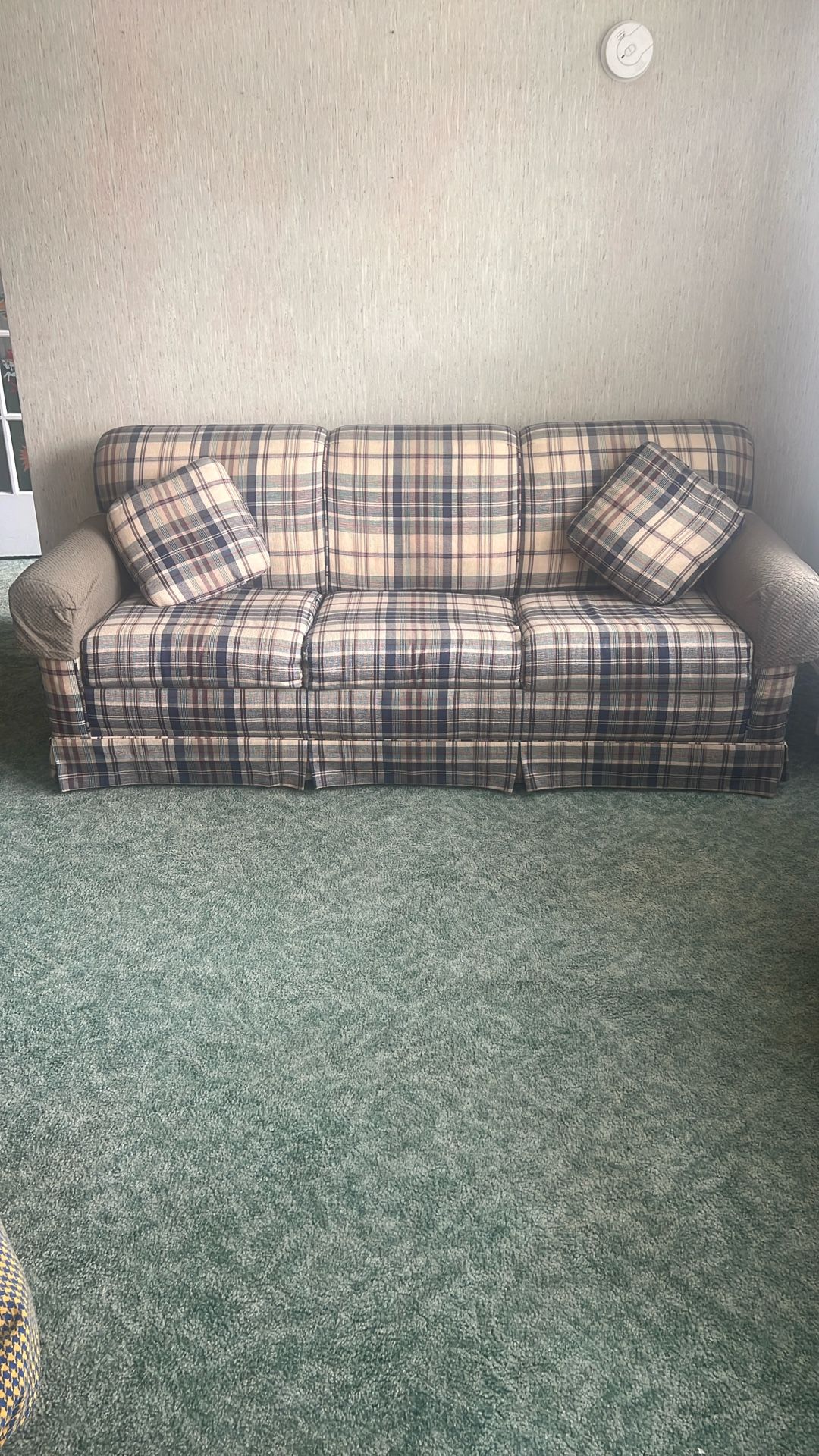 SOFA/COUCH W/PILLOWS EXCELLENT CONDITION