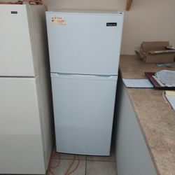 24-in Magic Chef Apartment Size Fridge