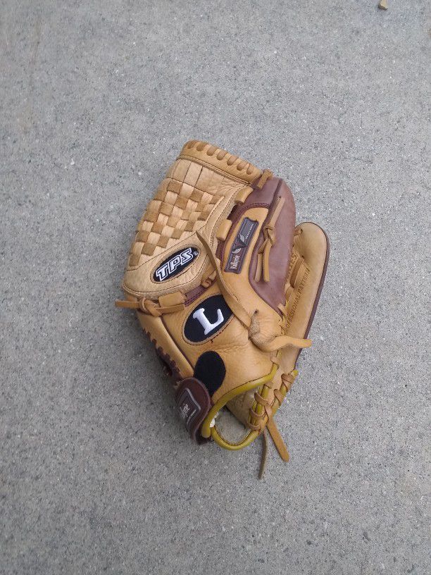 Louisville Slugger Baseball Glove