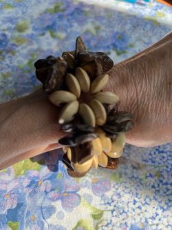 NEW! Unique and Beautiful Flowered Bracelet