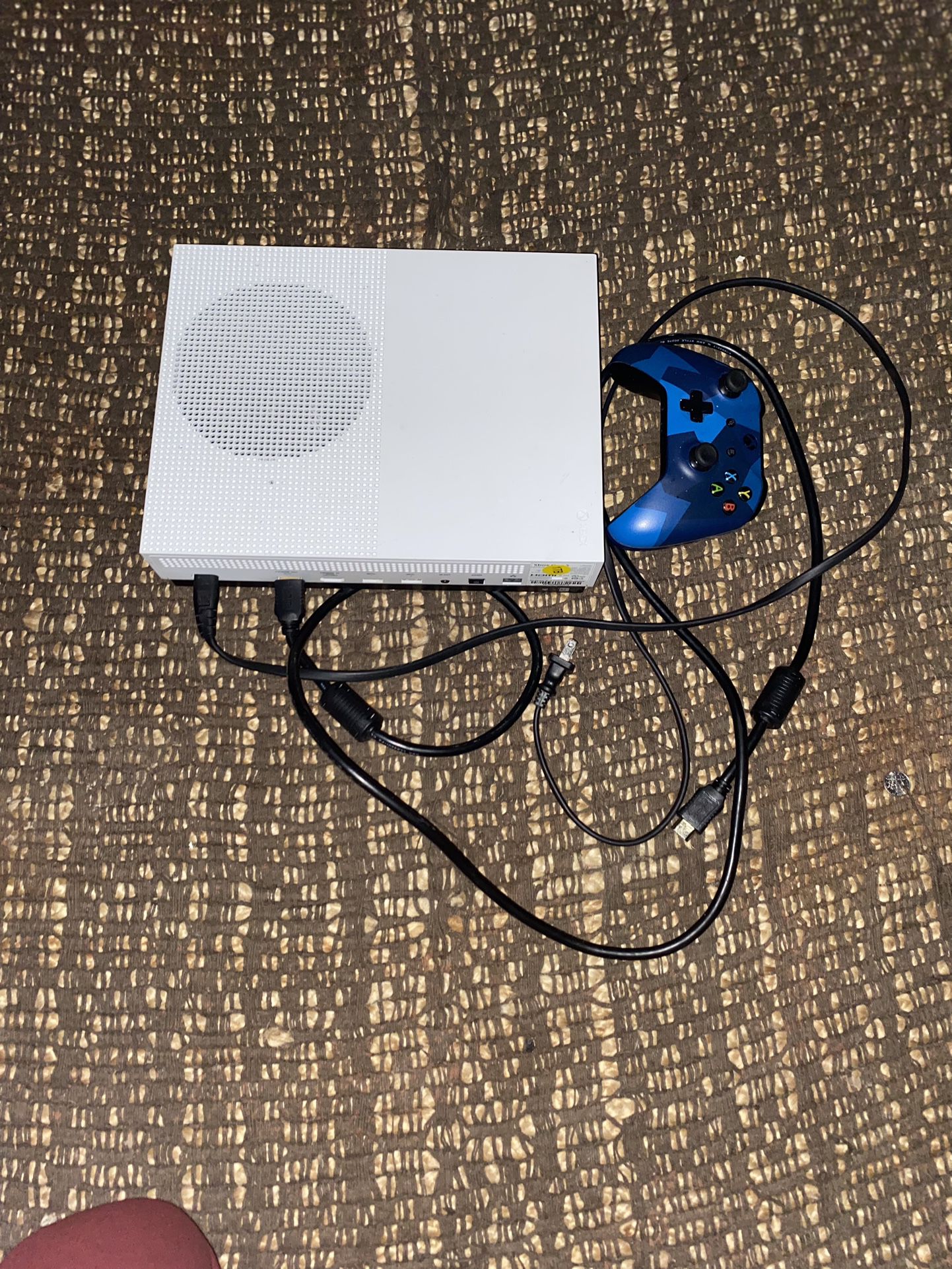 Selling Xbox One S 1tb Stacked Accnt  On It Comes With Controller Nd A 40inch Roku Smart Tv 