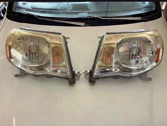 2005-2011 Toyota Tacoma Headlights Set $70 (no Bulbs Included)