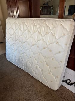 Full size mattress (clean)