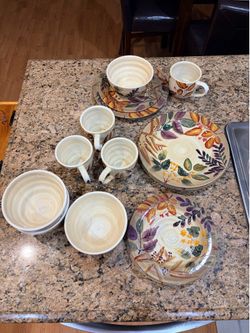 A plates/cups/bowl setting