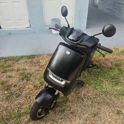 Go Fly Electric Scooter 25mph Max 54 Miles Only w/ Bluetooth Speakers $600 Non Negotiable !!!!