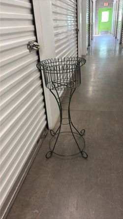 Metal plant stand