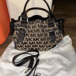 Brand New Michael KORS GANSEVOORT BEIGE/BLACK with silver buckles on handles and crossbody strap And Brand New Matching Wallet 