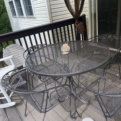 Excellent Iron 4 Chairs And A Table 