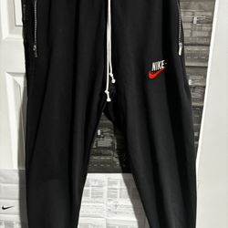 BRAND NWT Nike men medium heavyweight Essential Jogger Fleece Pants Sweatpants