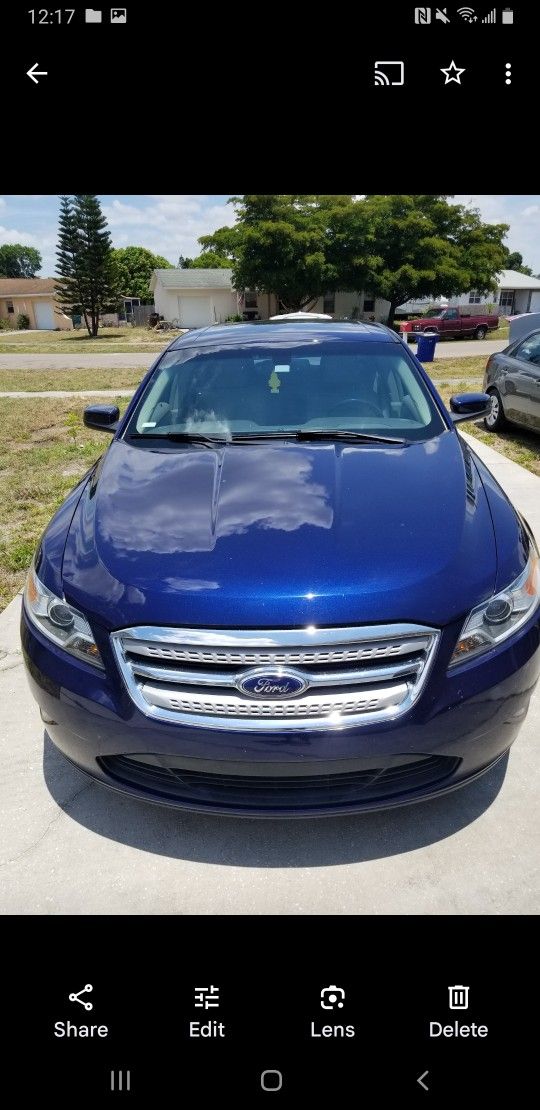 2011 Ford Taurus SEL
