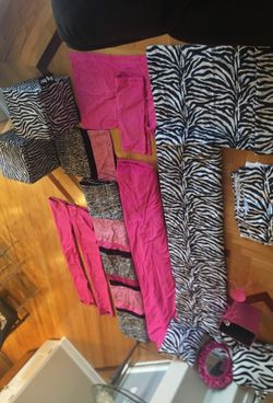 Twin comforters with accessories!