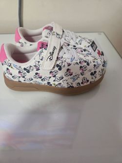 New Disney Minnie Mouse sneakers for toddlers, size 10/Zapatillas nuevas Disney de Minnie Mouse para niños pequeños, Nro. 10