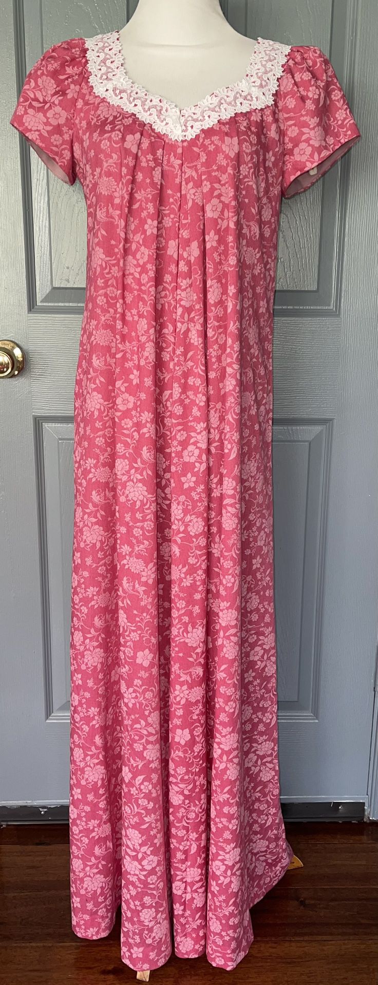 Andrade Hawaii Vintage Women’s Pink Floral Lace Trim Long  Dress. 