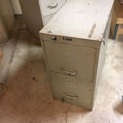 2 drawer file cabinet sturdy but stubborn