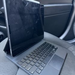 iPad 12.9 M2 WiFi + Cellular. With Apple Pen, Apple Keyboard And Apple Care +