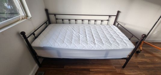 Metal Daybed Frame with Twin Mattress