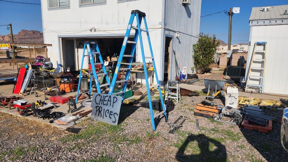 Huge Yard Sale Everything Muat Goooo!!!