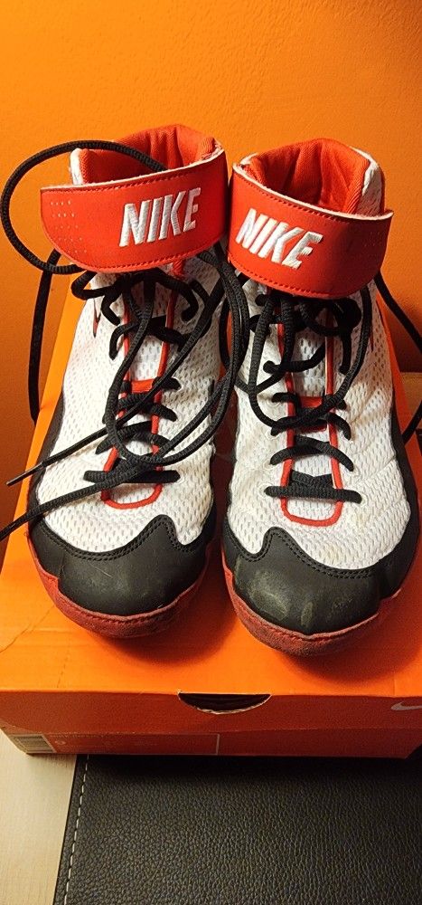 Men's Size 9 NIKE Inflict Wrestling Shoes