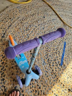 Bluey 3-wheel tilt and turn kick Scooter