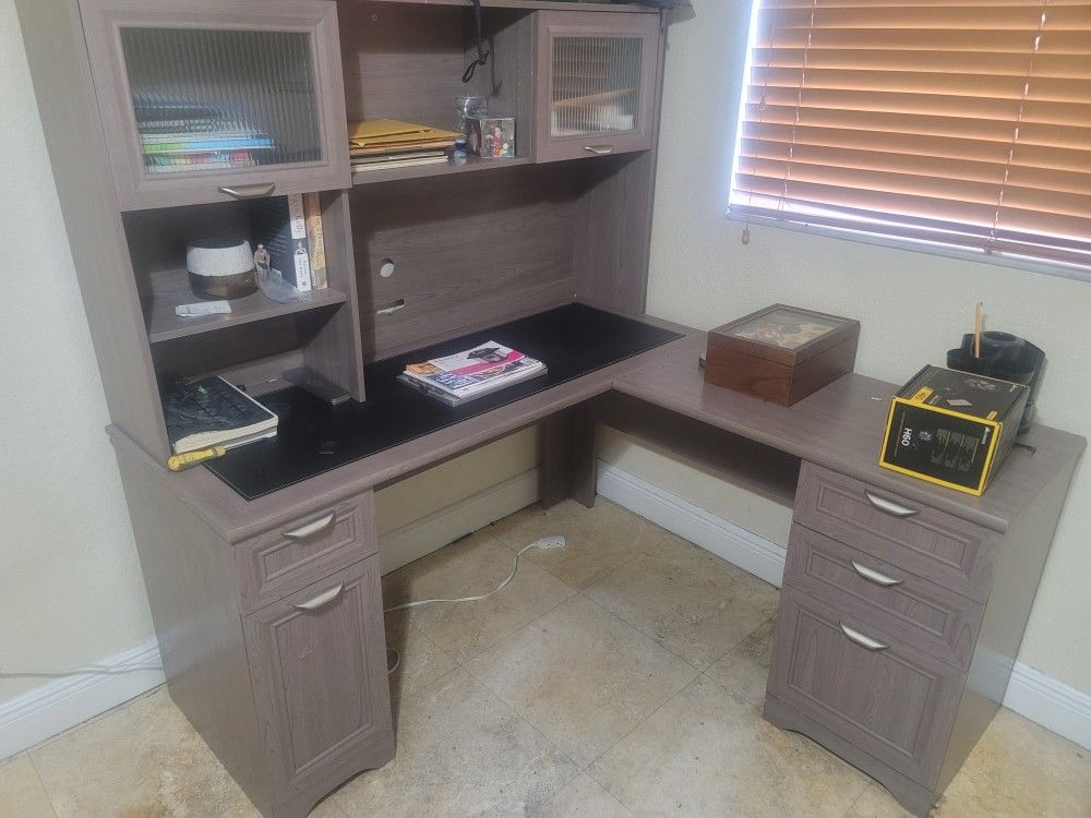 Corner Desk With Hutch