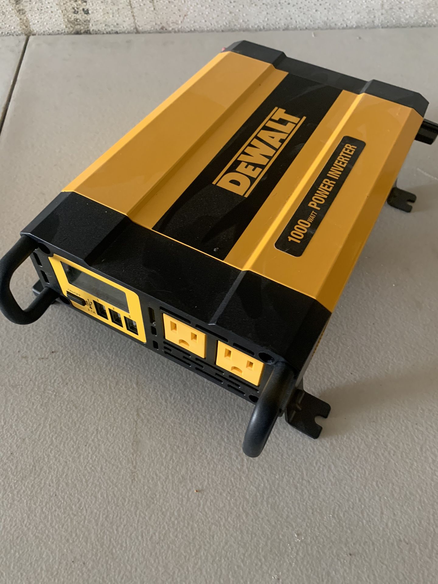 1000 Watt Power Inverter DEWALT (Brand new)