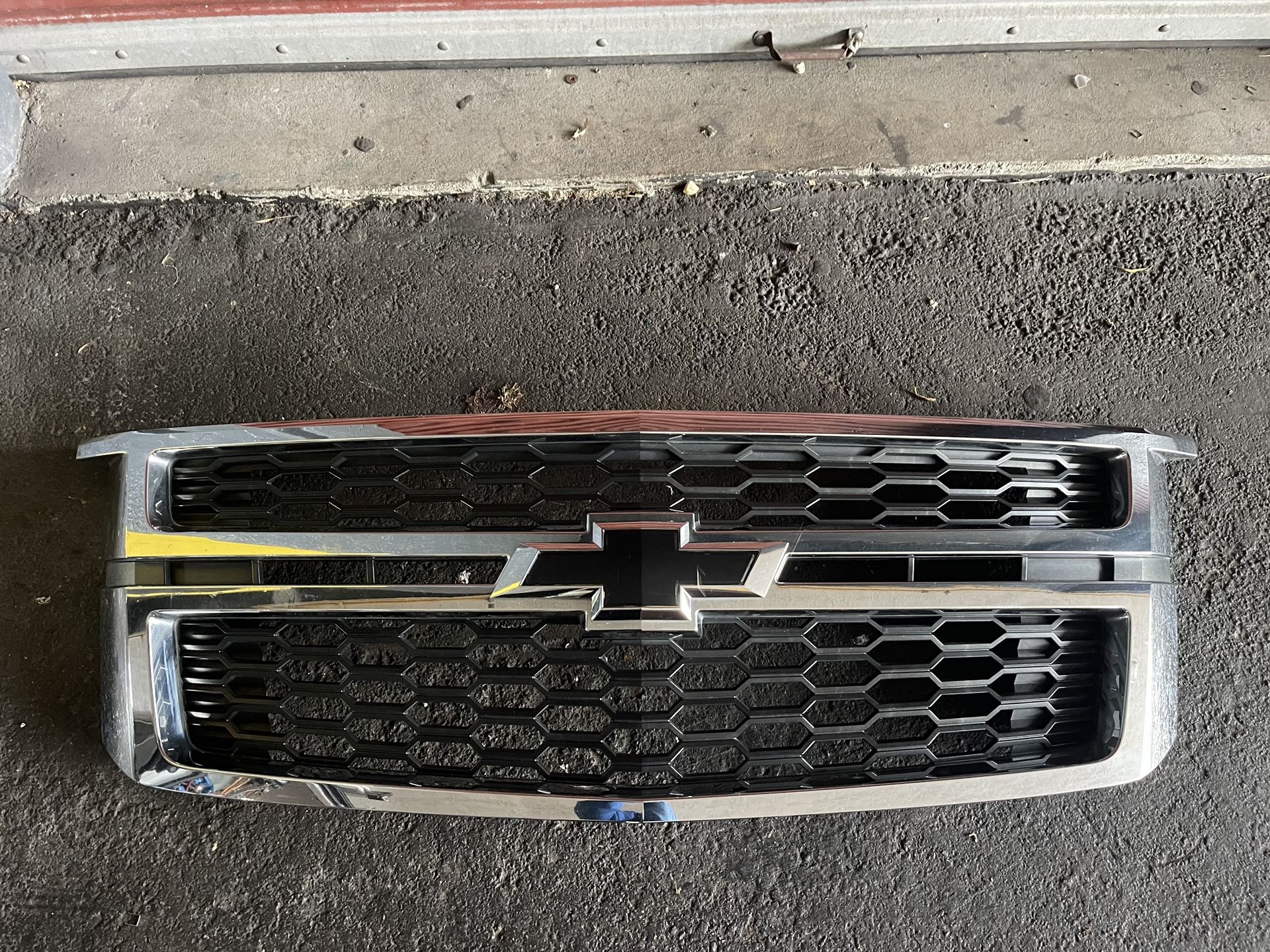 OEM Like new Chevy Grill with Bowtie Fits 2015-2020 Tahoe/ Suburban