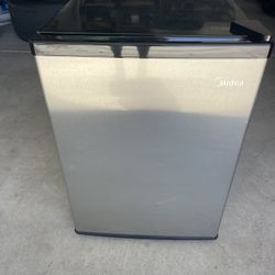 Midea Mini Fridge 