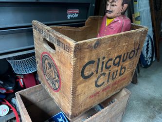 Vintage Finger Joint Cliquot Club MA Beverage Wood Crate - Eskimo Logo