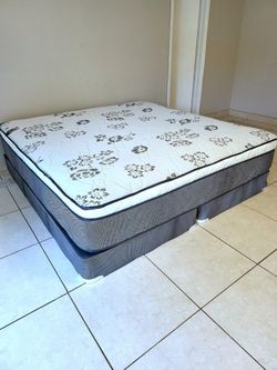 NEW KING-SIZE PILLOW TOP MATTRESS AND BOX SPRING 💤
