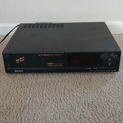 VCR VHS Home Video Tape Player With Cables Works Well 