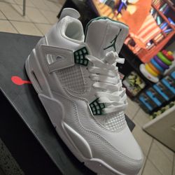 Sneakers 👟 Size 8/8.5/9.5/10/11