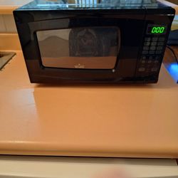 Counter Top Microwave. 700-watts. Work Great , Perfect Condition. 