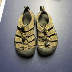 KEEN shoes Youth Size 11