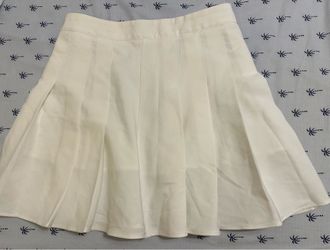 Cute White Pleated Mini Skirt – Excellent Condition