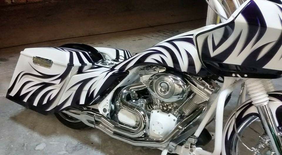 Harley Davidson bagger STRETCHED SIDES CUSTOM VENOM WIDE SIDES