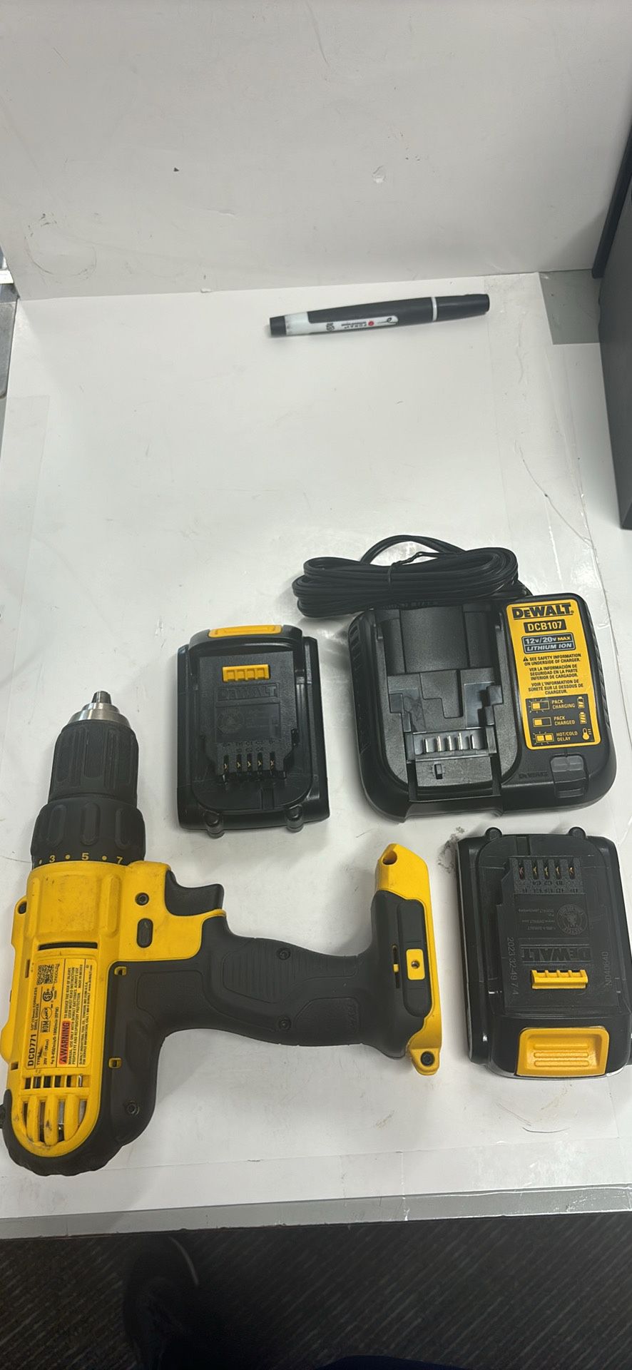 Dewalt 20 V Max 1/2 Inch Cordless Drill Driver Dcd771 With 2 Batteries And Charger