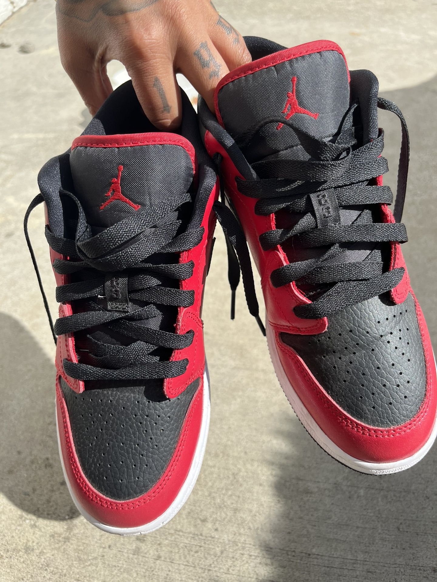 Size 5.5y Womans 7 Reverse Bred  Shoes