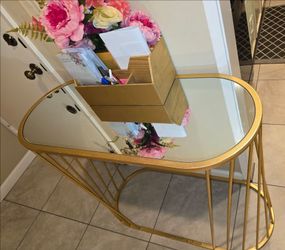 Gold table decor