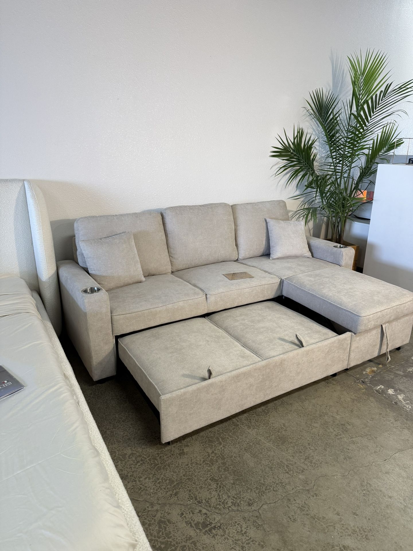Sleeper Sofa Couch Bed Sectional Chaise with Pull Out Bed Mechanism — FREE Delivery